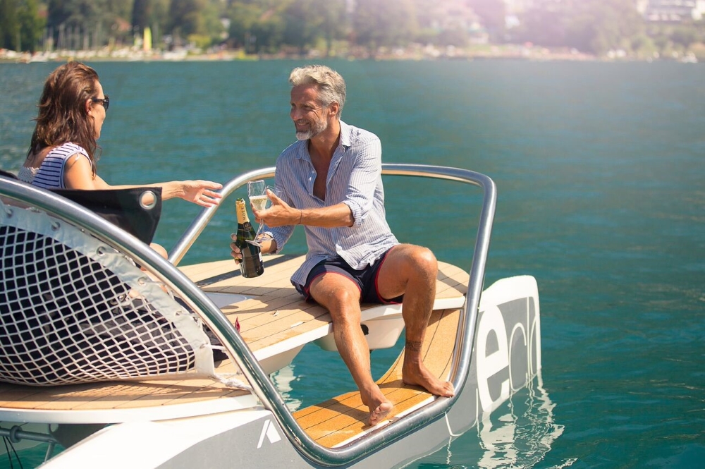 De ultieme zomer Stelletje romantisch op Ceclo waterfiets