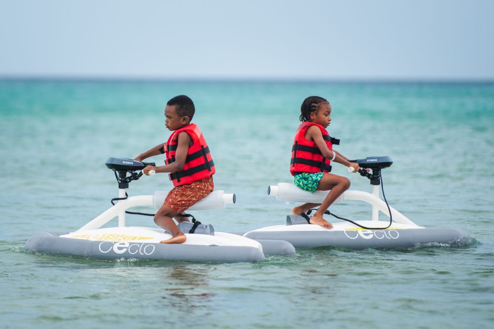 kinderen op Ceclo JetsKid Waterport voor kinderen met de Ceclo JetsKID